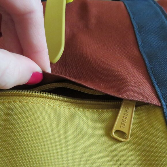 HERSCHEL SUPPLY CO Plus Series Colorblock Block Party Retro Laptop Tote Bag - Picture 10 of 16